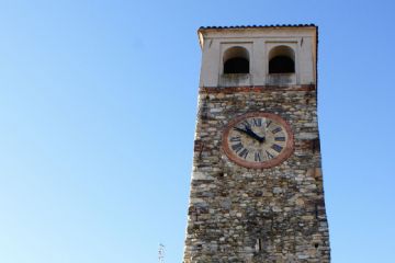Torre di accesso al ricetto, in tempi recenti aggiunta cella campanaria e orologio